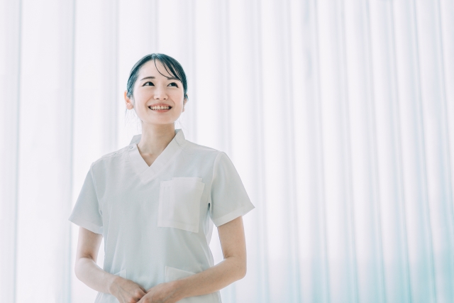 質のよい仮眠をとり、すっきりした表情の看護師